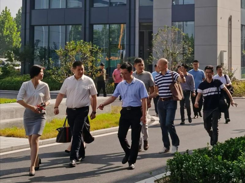 高新區(qū)服務(wù)業(yè)促進(jìn)局局長石應(yīng)、亨通光電營銷總裁江峰一行蒞臨泰投科創(chuàng)產(chǎn)業(yè)園進(jìn)行考察調(diào)研