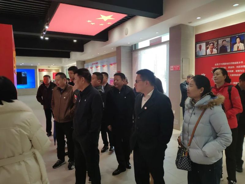 榜樣的力量?全國(guó)文明裴寨村考察學(xué)習(xí)｜學(xué)習(xí)先進(jìn)典型·汲取奮進(jìn)力量｜河南省湖北商會(huì)新鄉(xiāng)參觀學(xué)習(xí)暨第四屆二次會(huì)長(zhǎng)辦公會(huì)圓滿召開(kāi)！